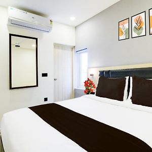 Super Townhouse Aarav Business Hotel